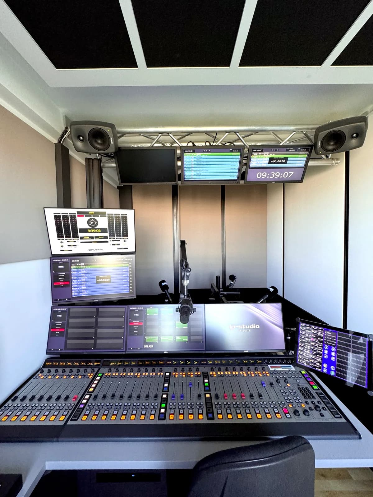 Écrans de suivi et micros du studio